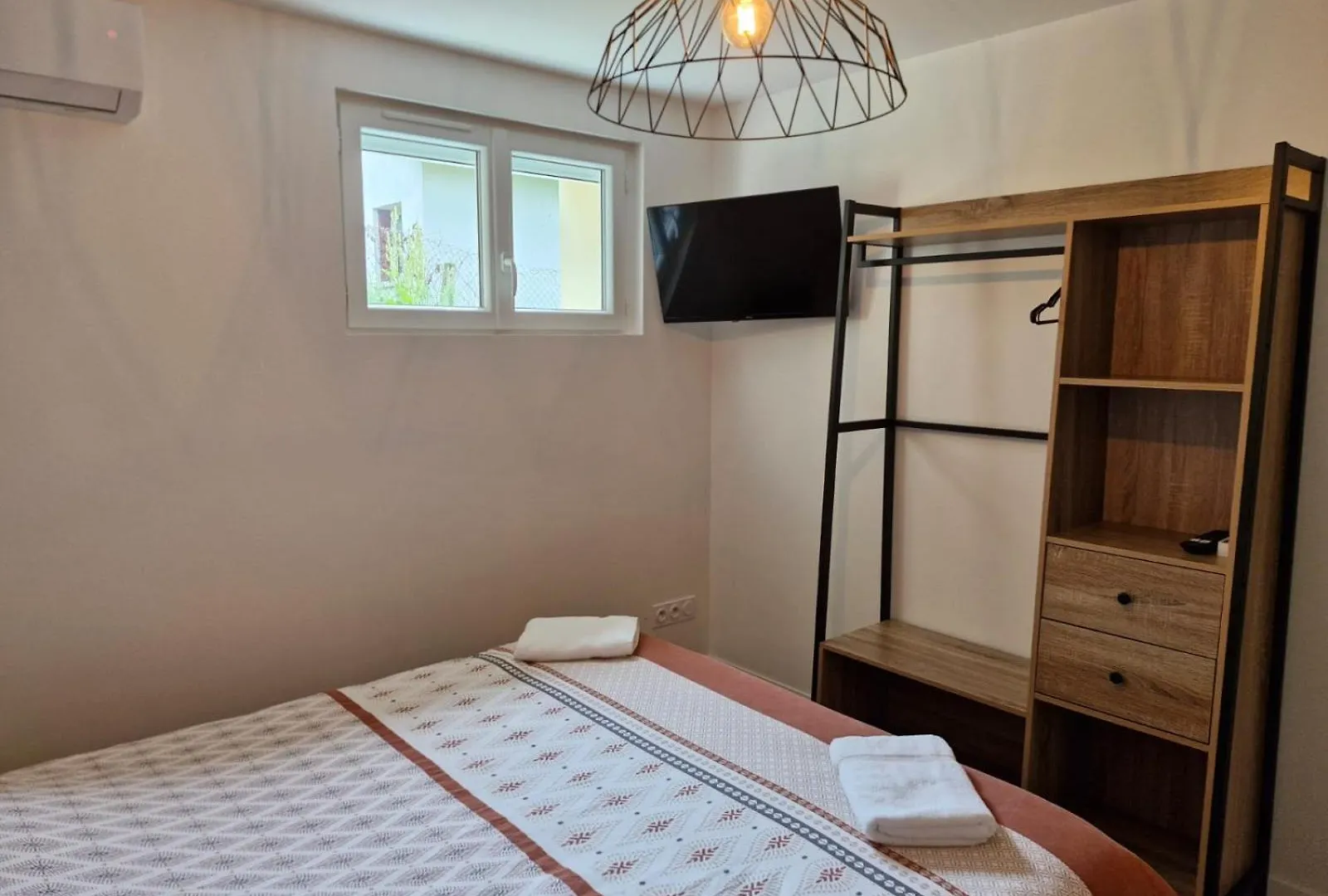 Le Zenith - 3 Chambres, 3 Sdb, Climatise - 8 Pers Max - Reservation A La Chambre Possible - Local A Velos Lagnieu
